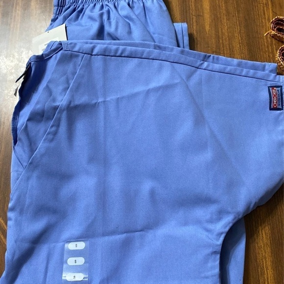 Scrub set includes pants and top - Picture 2 of 5